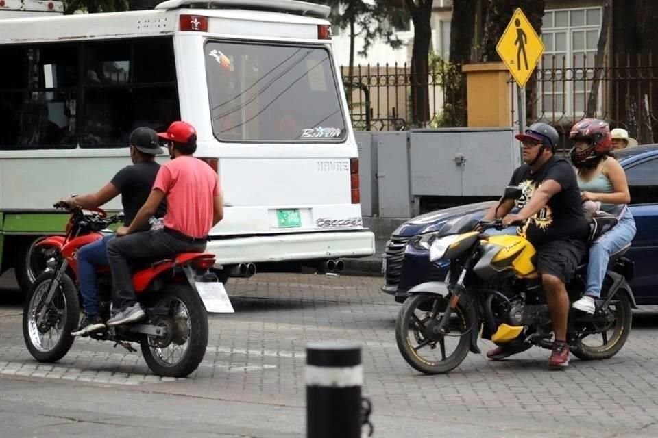 El pleno de la Cámara de Diputados aprobó una reforma legal que permite viajar en moto a menores de 12 años si alcanzan los  estribos.