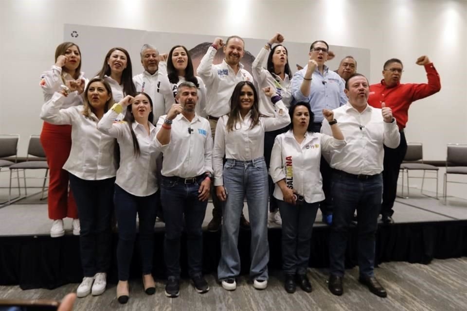 A la conferencia de prensa acudieron los 16 candidatos de Oposición a las alcaldías.