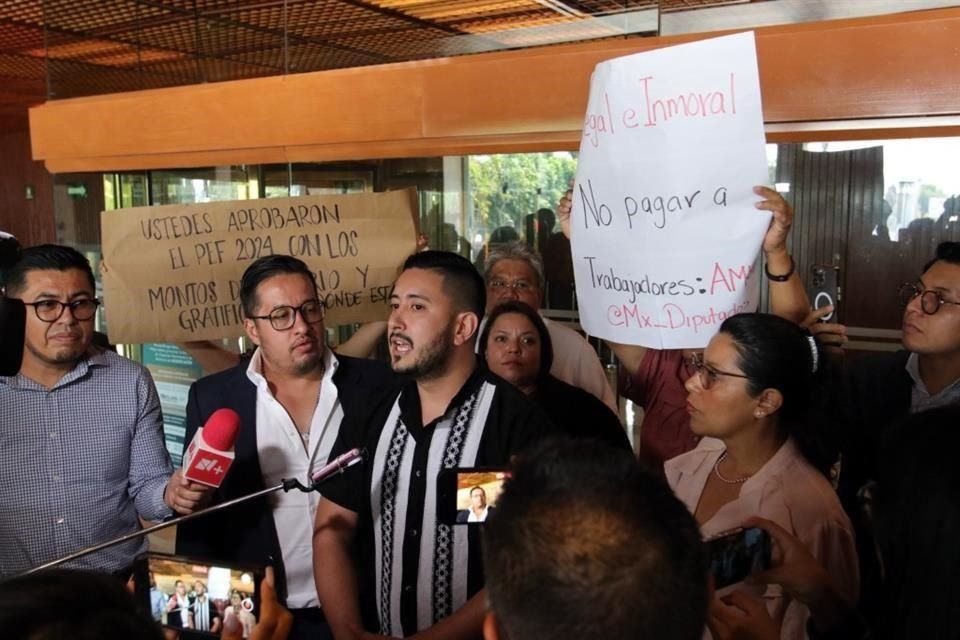 Trabajadores y asesores protestaron y bloquearon el acceso al pleno de la Cámara de Diputados para exigir que se respeten sus derechos laborales.