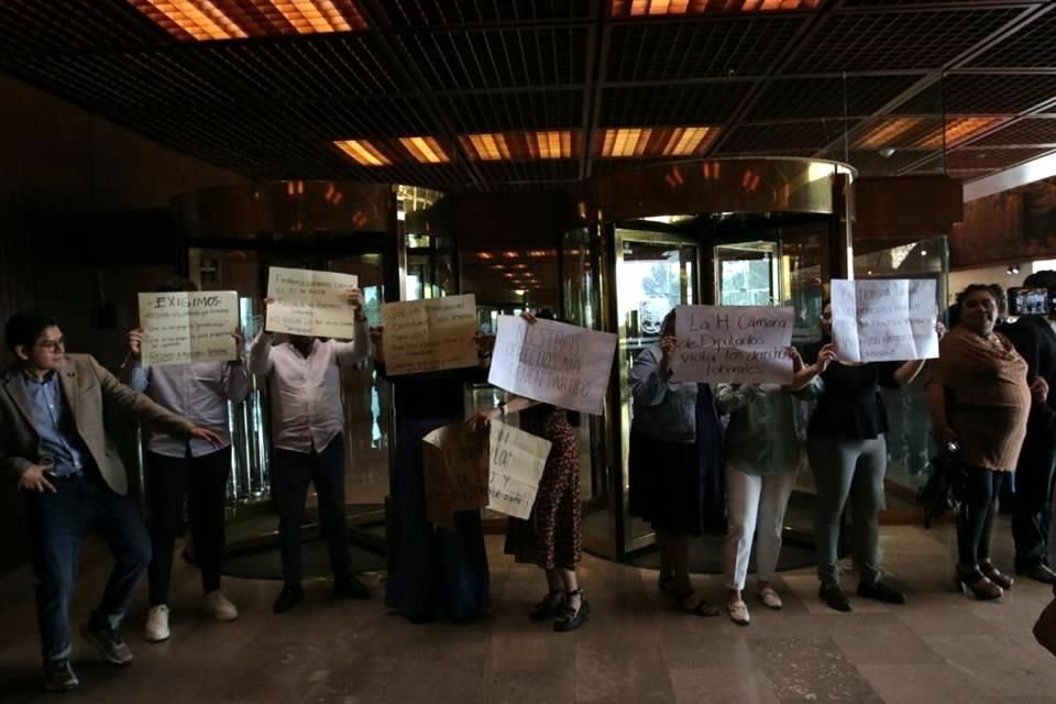 Trabajadores y asesores protestaron y bloquearon el acceso al pleno de la Cámara de Diputados para exigir que se respeten sus derechos laborales.