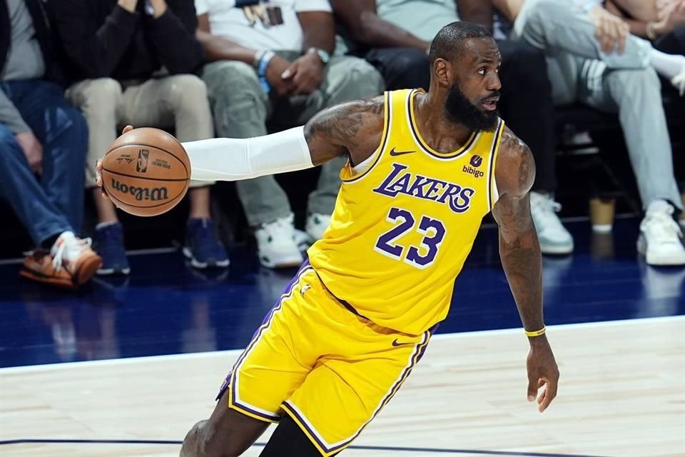 LeBron James cargó con su equipo para registrar 30 puntos, 11 asistencias y 8 rebotes.