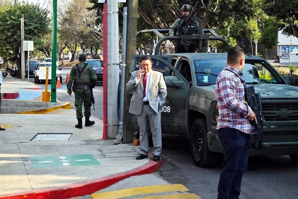 Personal ministerial y del Ejército, así como el Fiscal Carmona afuera del sitio del ataque.