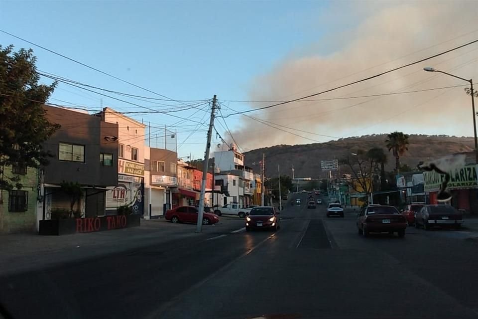 Esta madrugada inició un incendio forestal en el Cerro del Colli, dentro del bosque La Primavera; el Gobernador Enrique Alfaro informó que ya se combate.