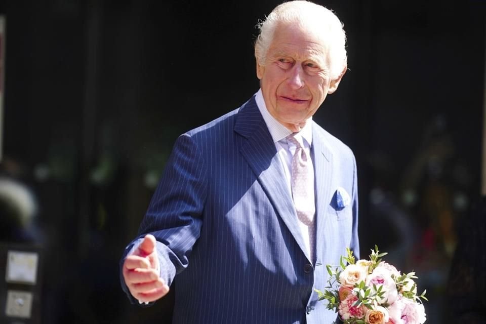 Luego de que fue diagnosticado con cáncer, el Rey Carlos III reanudó su agenda pública visitando un hospital oncológico en Londres.