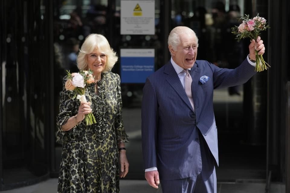 Carlos y Camila fueron recibidos por una multitud a su llegada al University College Hospital Macmillan Cancer Centre.