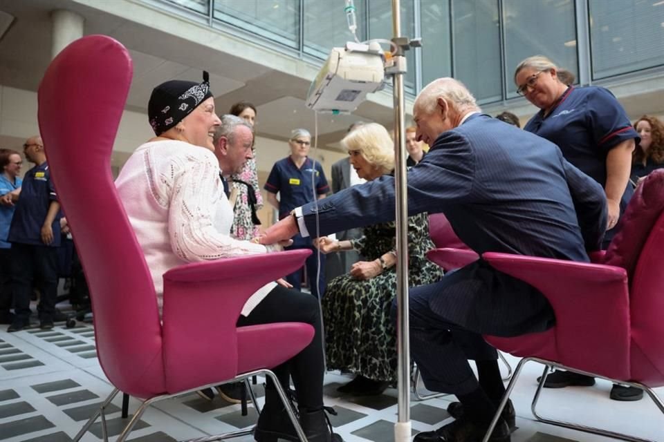 El monarca habló con pacientes que reciben quimioterapia en una unidad de día.