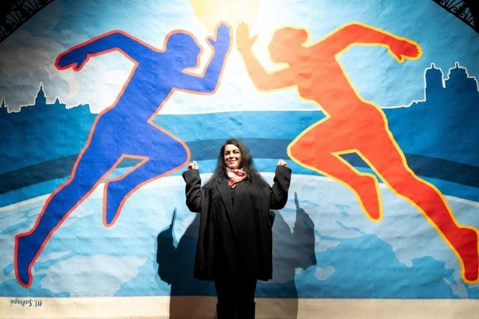 La artista Marjane Satrapi, ganadora del Princesa de Asturias, posa frente a un mural creado para los Juegos Olímpicos de París 2024, diseñado a partir de uno de sus dibujos.