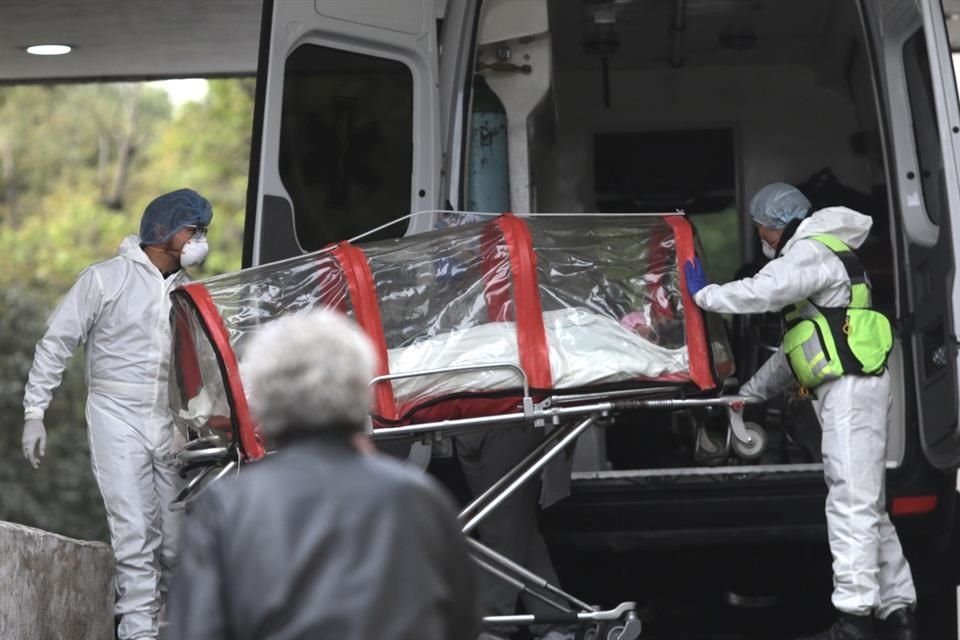 Una comisión independiente halló que la mala gestión gubernamental de la epidemia provocó casi 300 mil muertes por Covid-19 en México.