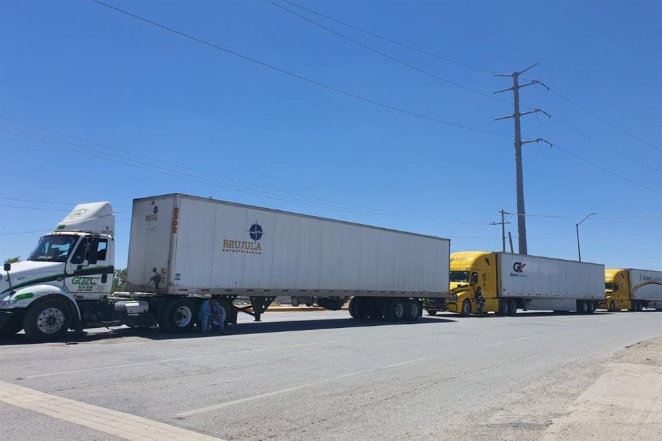 Texas reanudó revisiones exhaustivas a tráileres que ingresan mercancía a EU, lo que causa filas kilométricas en frontera de Ciudad Juárez.