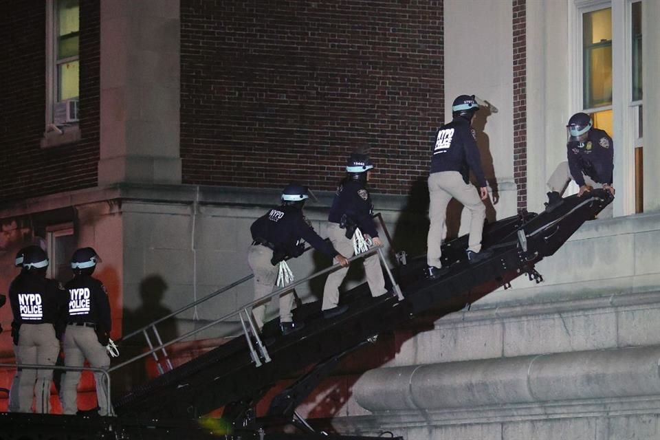 Un gran número de agentes de policía ingreso a la Universidad de Columbia la noche del martes.