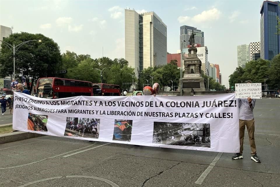 Vecinos de la Alcaldía Cuauhtémoc cerraron Avenida Paseo de la Reforma para exigir atención a asentamientos migrantes irregulares.