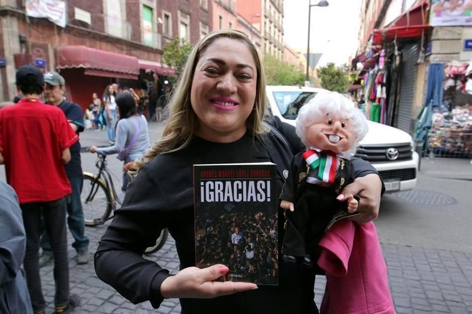 Legisladores llevaron peluches y libros de AMLO.
