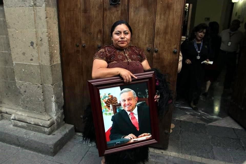 Una legisladora llevó un cuadro del tabasqueño.