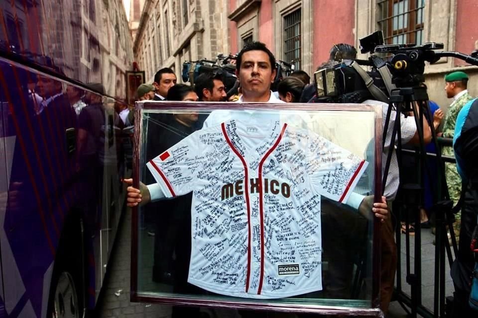 Hasta una playera de beisbol le llevaron al tabasqueño.