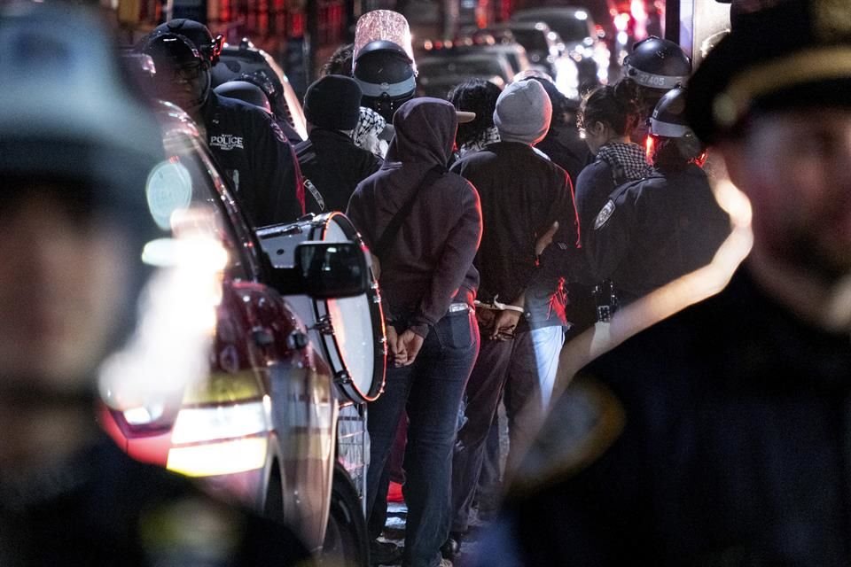 Oficiales de policía arrestan a manifestantes cerca del campus de Columbia en Nueva York.