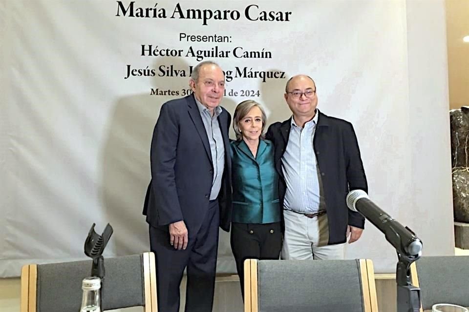 Casar acompañada de Aguilar Camín y Silva-Herzog.