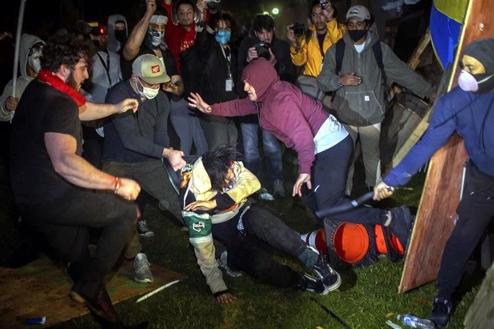 Manifestantes pro Israel golpearon a estudiantes que protestaban en la Universidad de California en Los Ángeles.