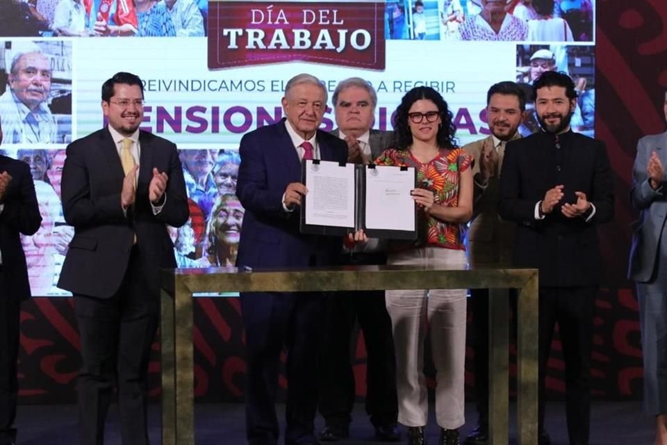 Andrés Manuel López Obrador, Presidente de México, y Luisa María Alcalde, Secretaria de Gobernación, durante la firma del decreto del Fondo de Pensiones para el Bienestar en Palacio Nacional. 