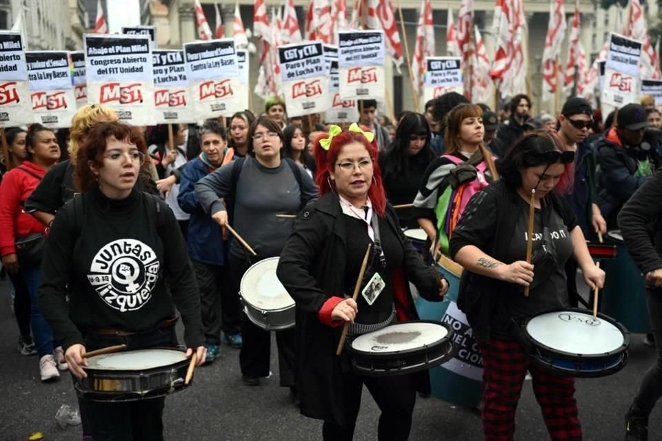 Miembros de organizaciones y partidos de izquierda protestan en la Plaza de Mayo durante una manifestación del Primero de Mayo.