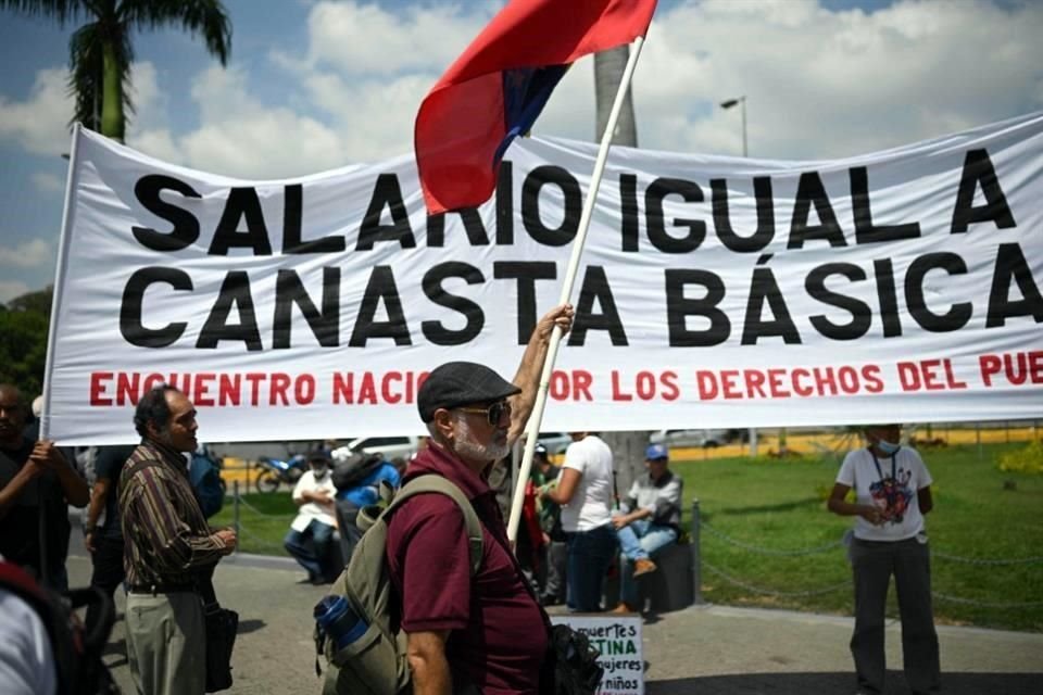 Opositores al gobierno venezolano participan en una marcha para conmemorar el Primero de Mayo.