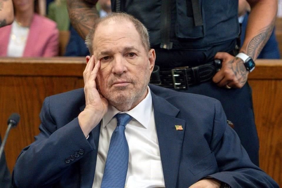 Fiscales de Nueva York buscan juzgar de nueva cuenta a Harvey Weinstein por delitos sexuales, luego de que su condena original se anulara.