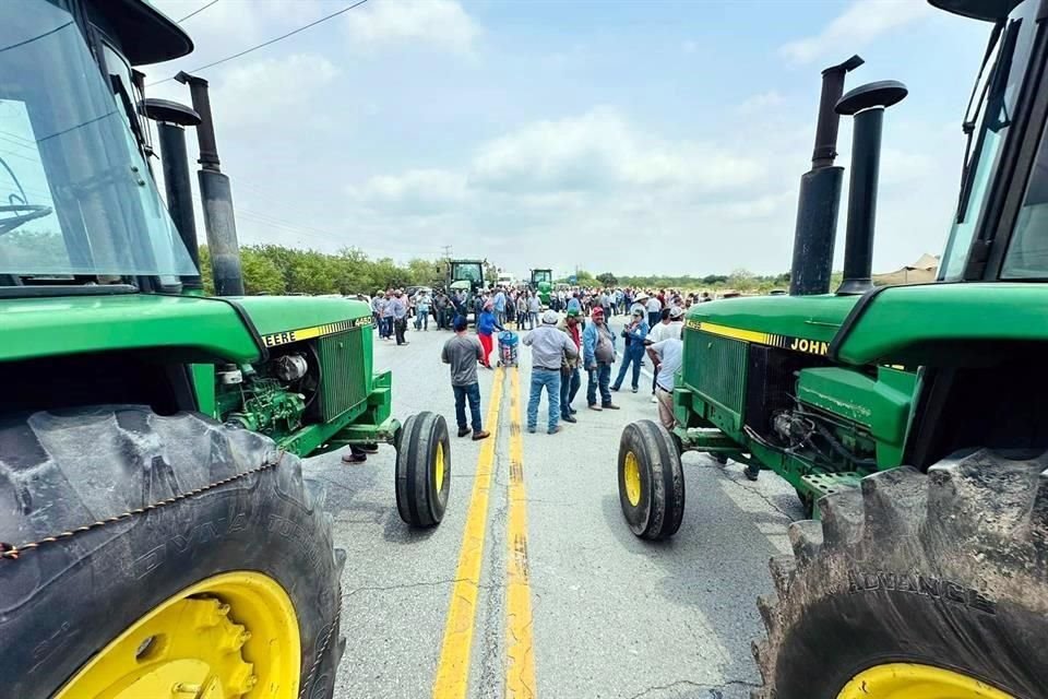 Con tractores, trilladoras y maquinaria agrícola, cientos de productores cerraron la Carretera Victoria-Matamoros, a la altura de San Fernando, para exigir el precio justo por tonelada de granos.