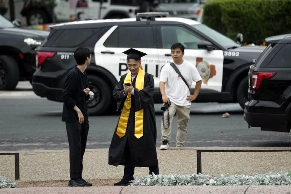 Un estudiante graduado toma fotografías mientras la Policía bloquea las carreteras debido a los manifestantes propalestinos reunidos en el campus de la Universidad de Texas.