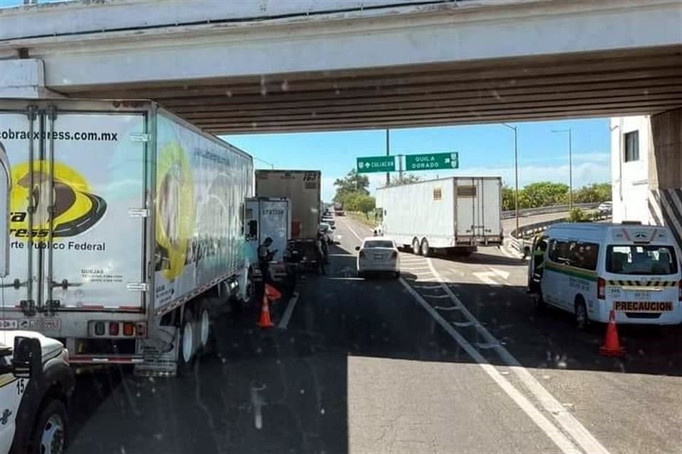 El bloqueo ha provocado caos vial y filas kilométricas a lo largo de la vialidad.