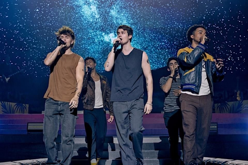 La actriz Anne Hathaway protagoniza la comedia romántica 'La Idea de Ti' donde se enamora de un joven 20 años menor que ella en Coachella.