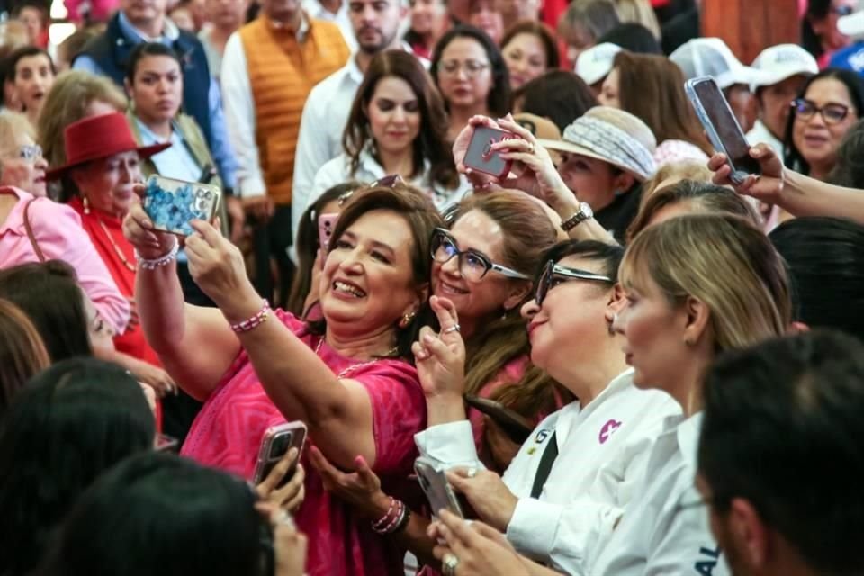 Xóchitl Gálvez con seguidores en Tlaquepaque, Jalisco.