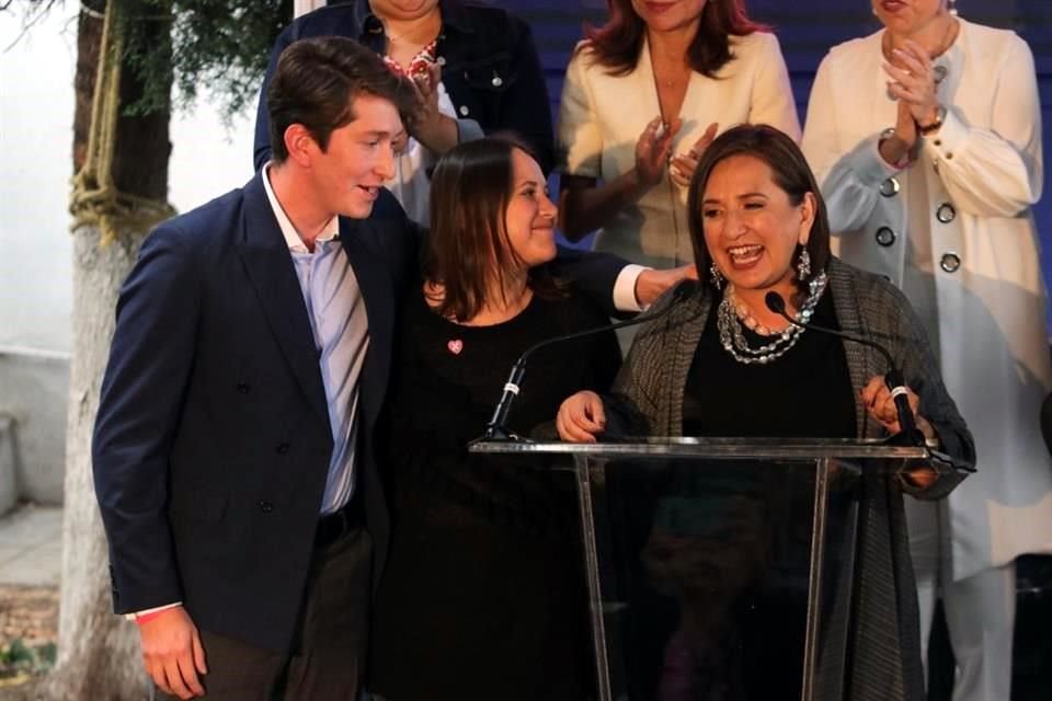 La candidata con sus hijos Diana y Juan Pablo Vega Gálvez, éste último renunció a la campaña de su madre tras difundirse un polémico video.