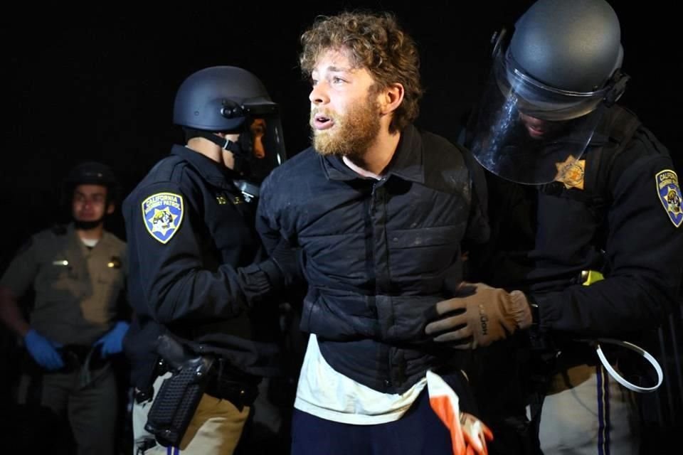 Agentes de Policía con equipo antidisturbios llegaron antes del amanecer del jueves a desalojar un campamento propalestino en la Universidad de California (UCLA).
