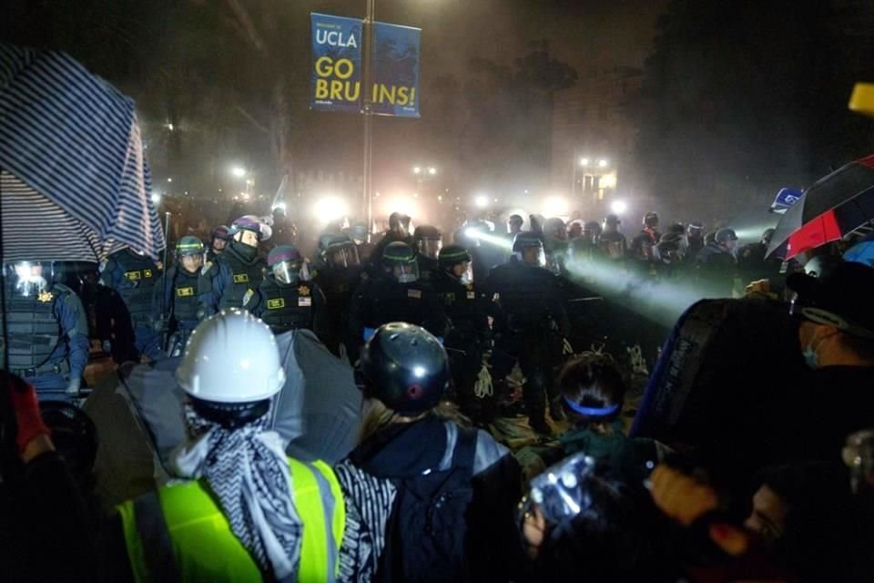 La Policía antidisturbios desalojó el campamento propalestino en la Universidad de California (UCLA) y arrestó a unos 100 manifestantes.