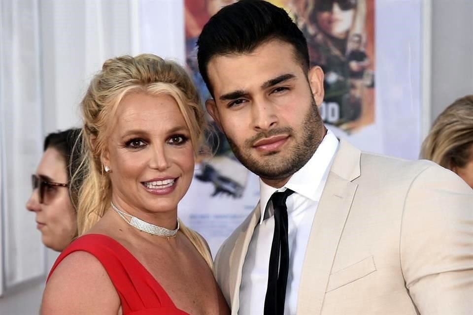 Britney Spears y Sam Asghari están oficialmente divorciados.