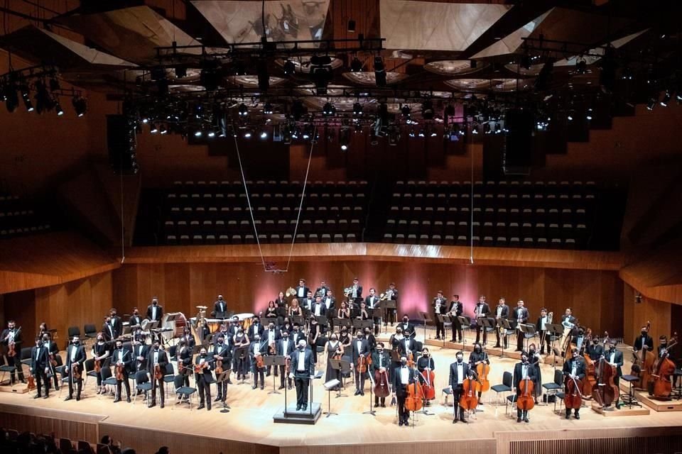 'Réquiem IA'. El Taller Coreográfico de la UNAM, la Orquesta Juvenil Universitaria Eduardo Mata (OJUEM)  y el coro de Cámara Staccato convergen en este espectáculo.