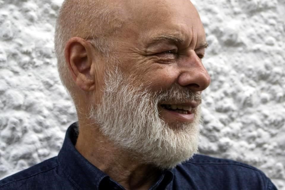 'Face to Face para México'. A partir de una serie de fotografías, el artista Brian Eno (en foto) creó un aproximado de 36 mil caras nuevas en una larga cadena en una instalación de video.