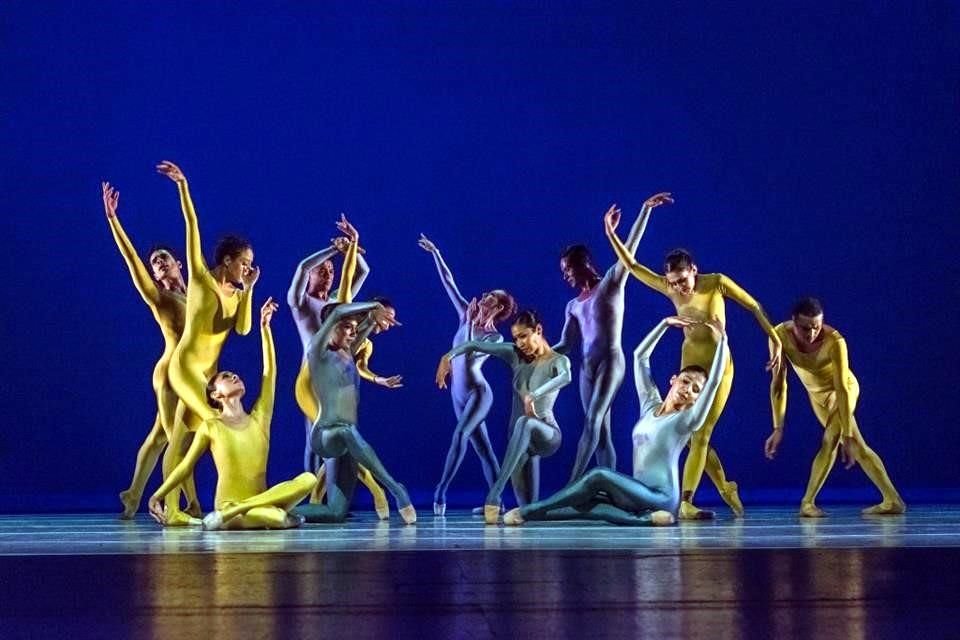 El festival multidisciplinario mezcla varias artes, entre ellas la danza, para dar a entender los recovecos de la IA.