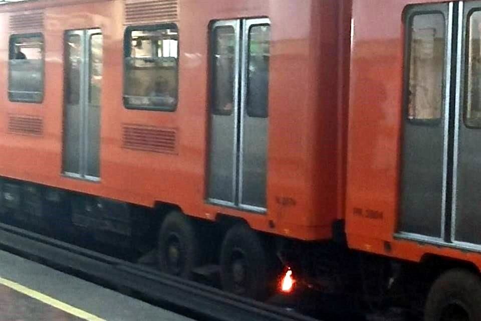 El objeto hizo interferencia en el sistema eléctrico, lo que causó una flama debajo de una unidad que arribó a la estación Coyoacán. 