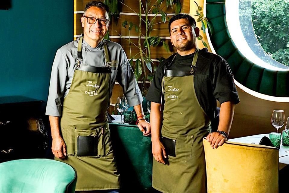 Julián Martínez y Juan Carlos Girón, los dos reconocidos chefs de la Terraza del Restaurante Santino, del Hotel Marquis Reforma, exploran sus destacadas carreras, secretos y éxitos.