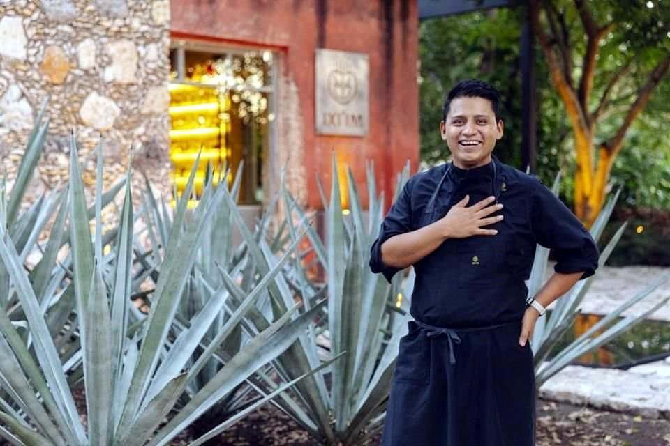 El chef Luis Ronzón (en foto) suma en la construcción de sus menús a las mieles de abeja melipona cosechadas in situ y frutas y vegetales de la huerta de Chablé Yucatán.