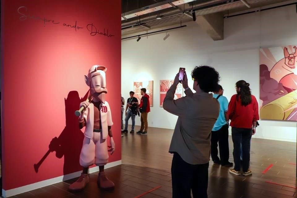 El artista mexicano Rodrigo Roji y Los Diablos Rojos del México colaboraron esta temporada para armar una expo de arte beisbolera.