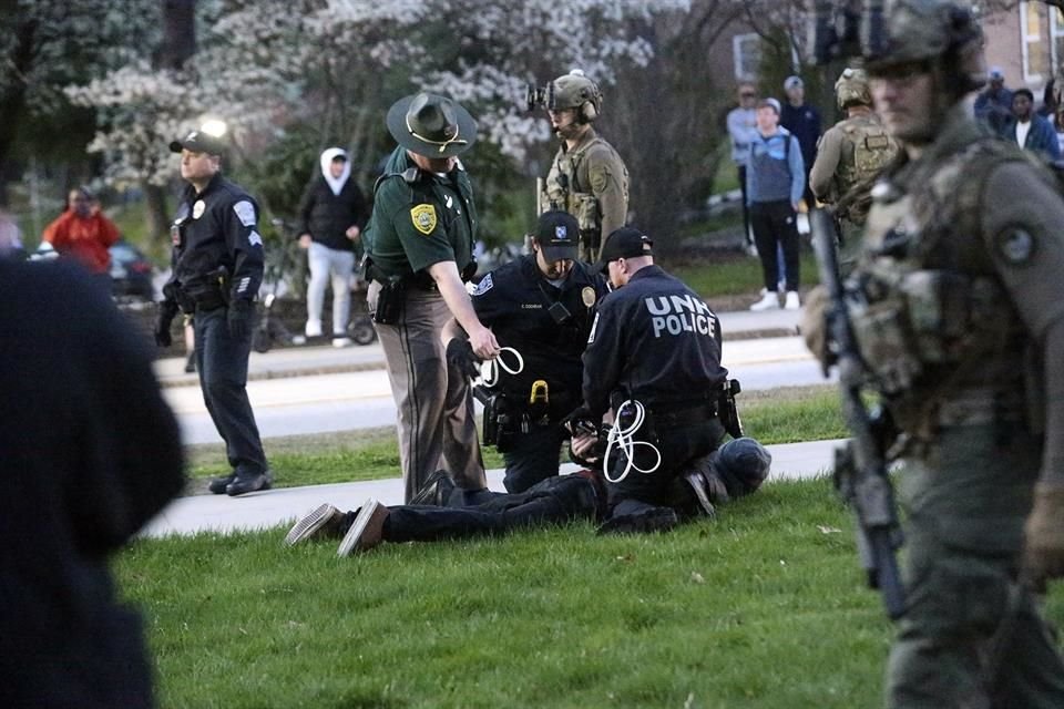 Policías en New Hampshire arrestan a manifestantes durante una protesta pro palestina el 1 de mayo.