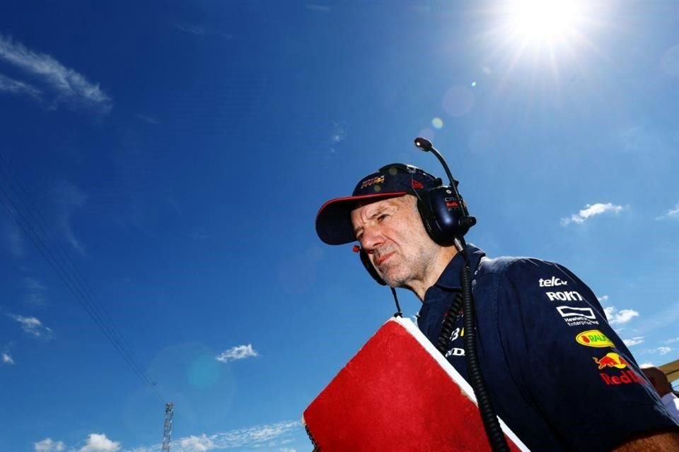 Adrian Newey no pudo resistirse al ofrecimiento de Aston Martin, por lo que Ferrari descartó al británico.