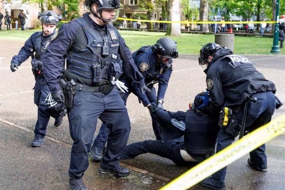 La Policía detiene a un estudiante propalestino durante una manifestación en el campus de la Universidad Estatal de Portland.