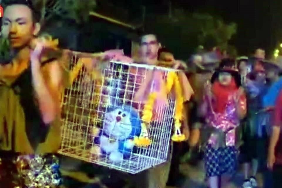 Habitantes de un pueblo tailandés recurrieron a un extravagante método para invocar la lluvia: una procesión con un peluche de Doraemon.