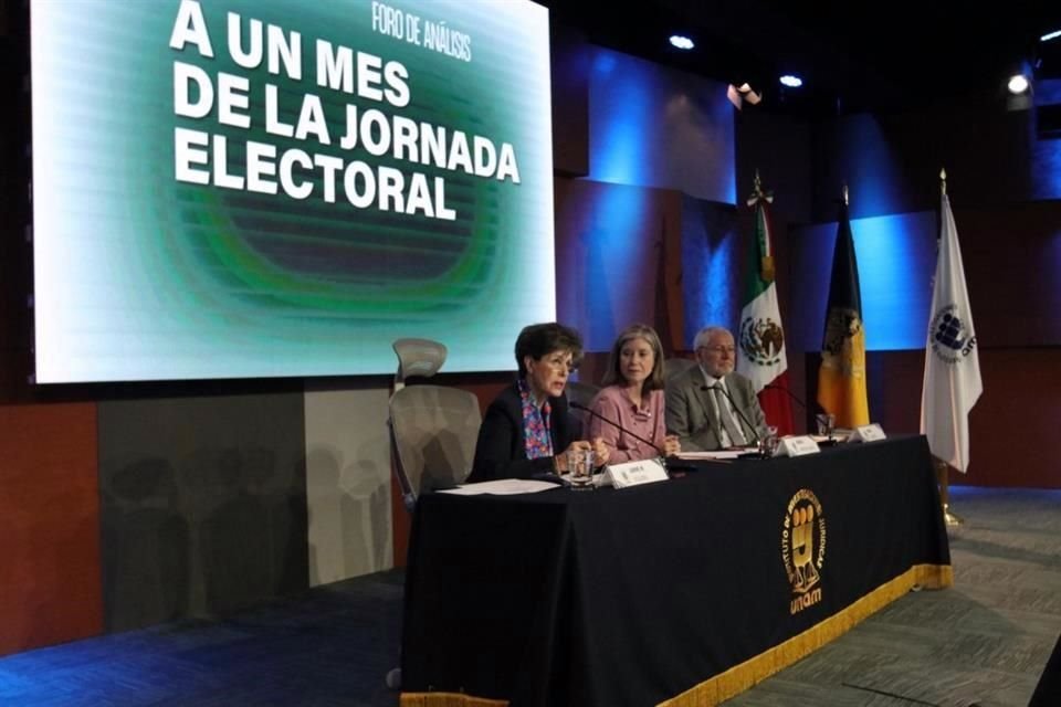 Otálora y Alcocer Villanueva participaron en el foro 'A un mes de la jornada electoral', realizado en el Instituto de Investigaciones Jurídicas de la UNAM.