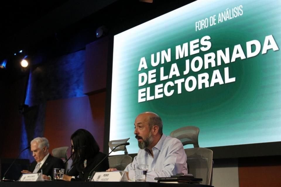 Pedro Salazar y Diego Valadés en el foro 'A un mes de la jornada Electoral', convocado por el Instituto de Investigaciones Jurídicas de la UNAM.