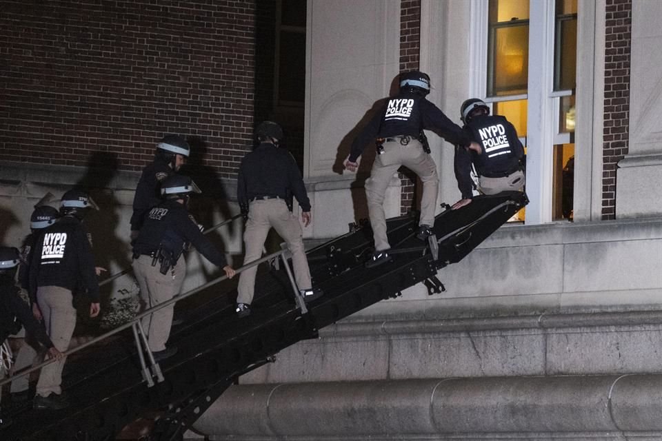 Policías de Nueva York ingresaron al Hamilton Hall en la Universidad de Columbia el 30 de abril.