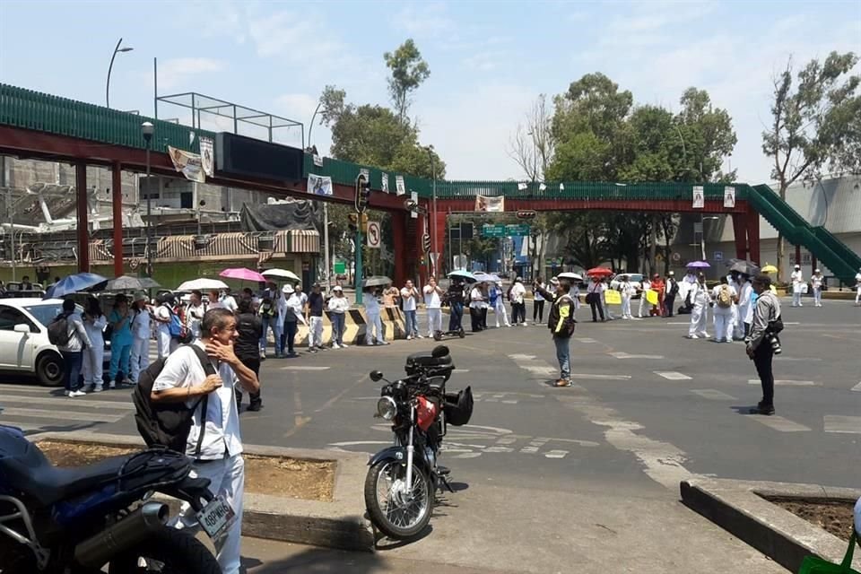 Durante cinco horas, personal de Salud de la CDMX bloqueó Insurgentes Norte y Eje 2.