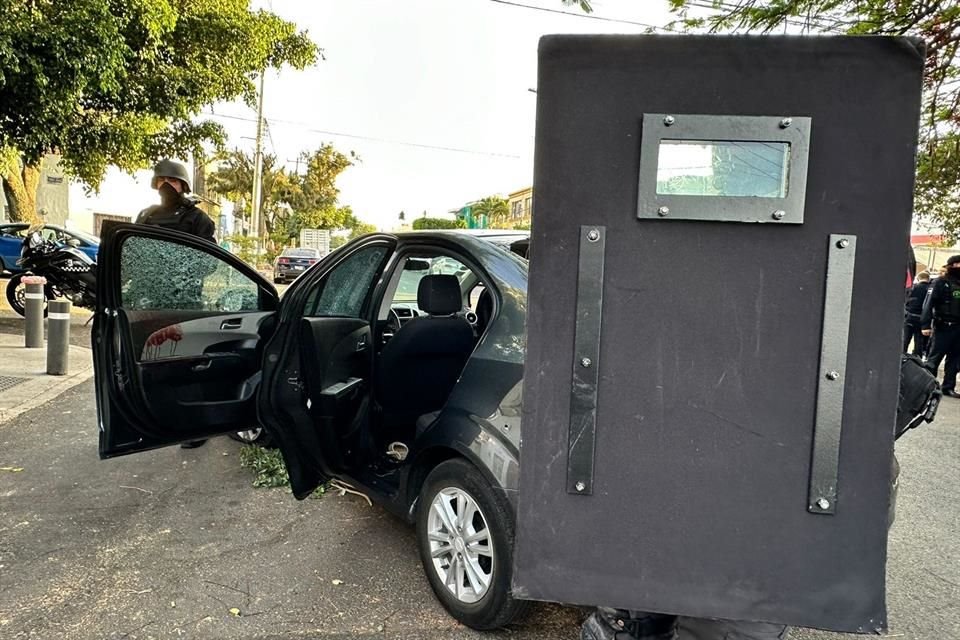 Un hombre que tenía al menos una orden de aprehensión se enfrentó con policías de Guadalajara en la Colonia La Penal. Fue detenido junto con su cómplice.